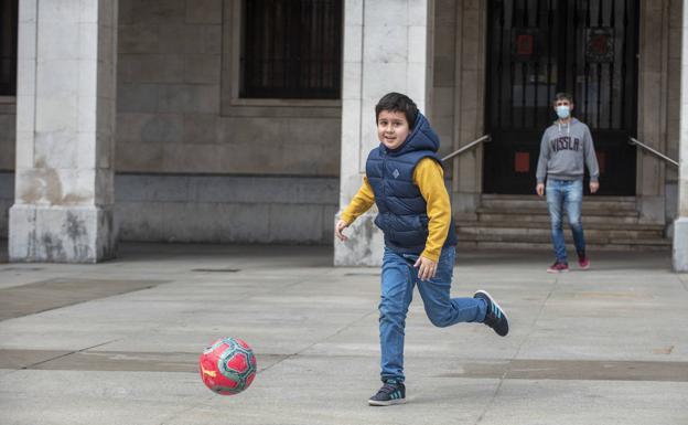 Jorge chuta el balón en la Plaza Porticada de Santander.