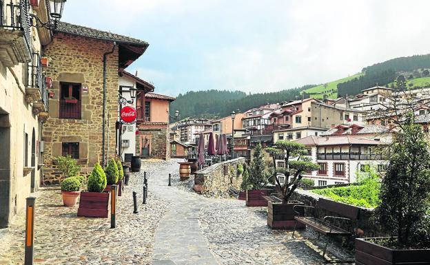 El barrio del Sol de la villa de Potes, una de las zonas más concurridas por los turistas, vacío.