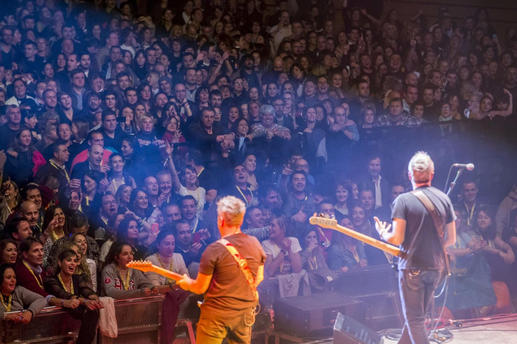 Numeroso público arropa a Los Hombres G durante un concierto en el Palacio de Deportes. ¿Volverá a repetirse una imagen así?