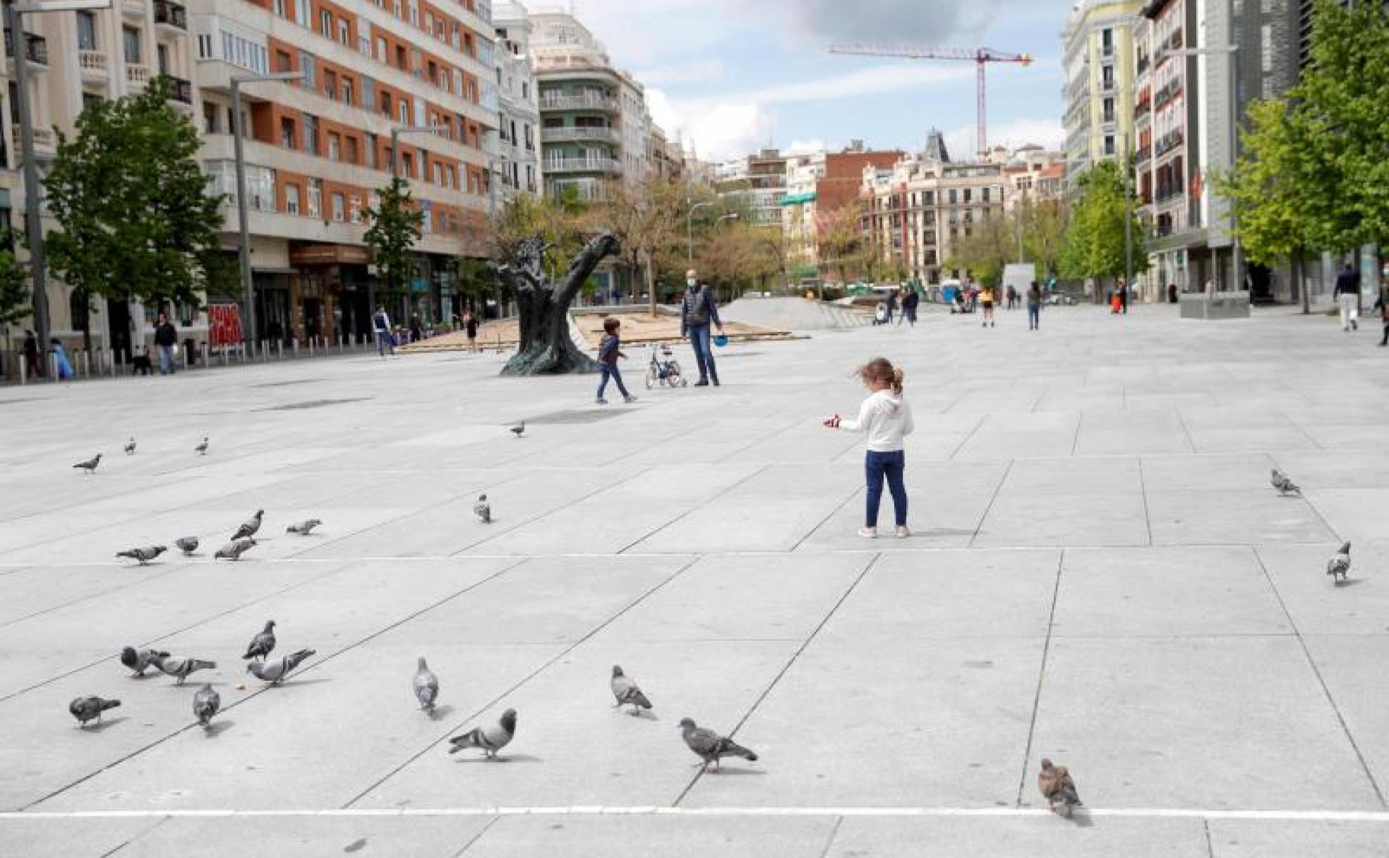 Una niña camina este lunes por la plaza de Felipe II en Madrid.