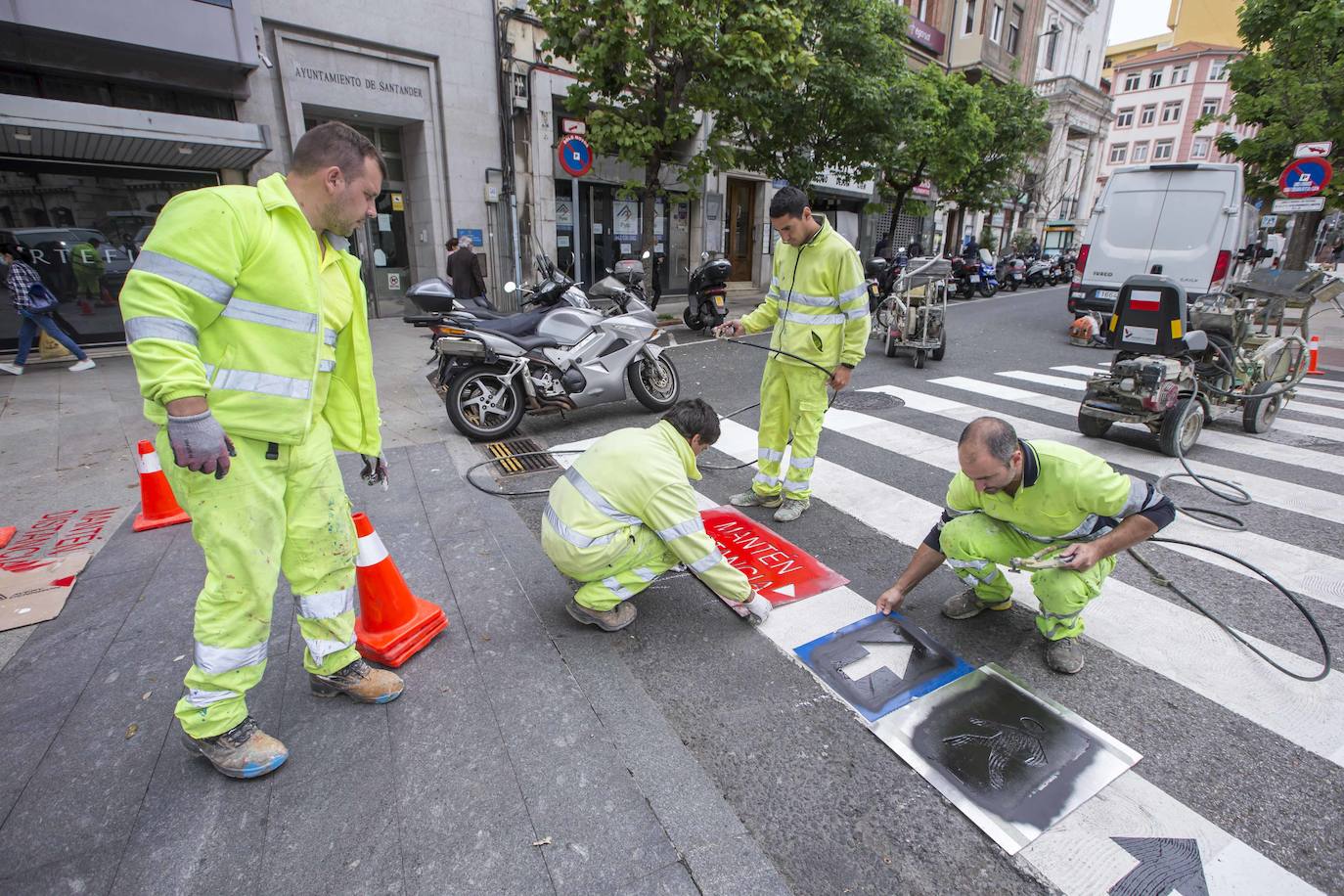 El Ayuntamiento de Santander ha comenzado a señalizar los pasos de cebra de la ciudad, especialmente los más concurridos, y estudia ampliar los tiempos de los semáforos con el objetivo de regular el cruce de los peatones garantizando la distancia de seguridad necesaria.