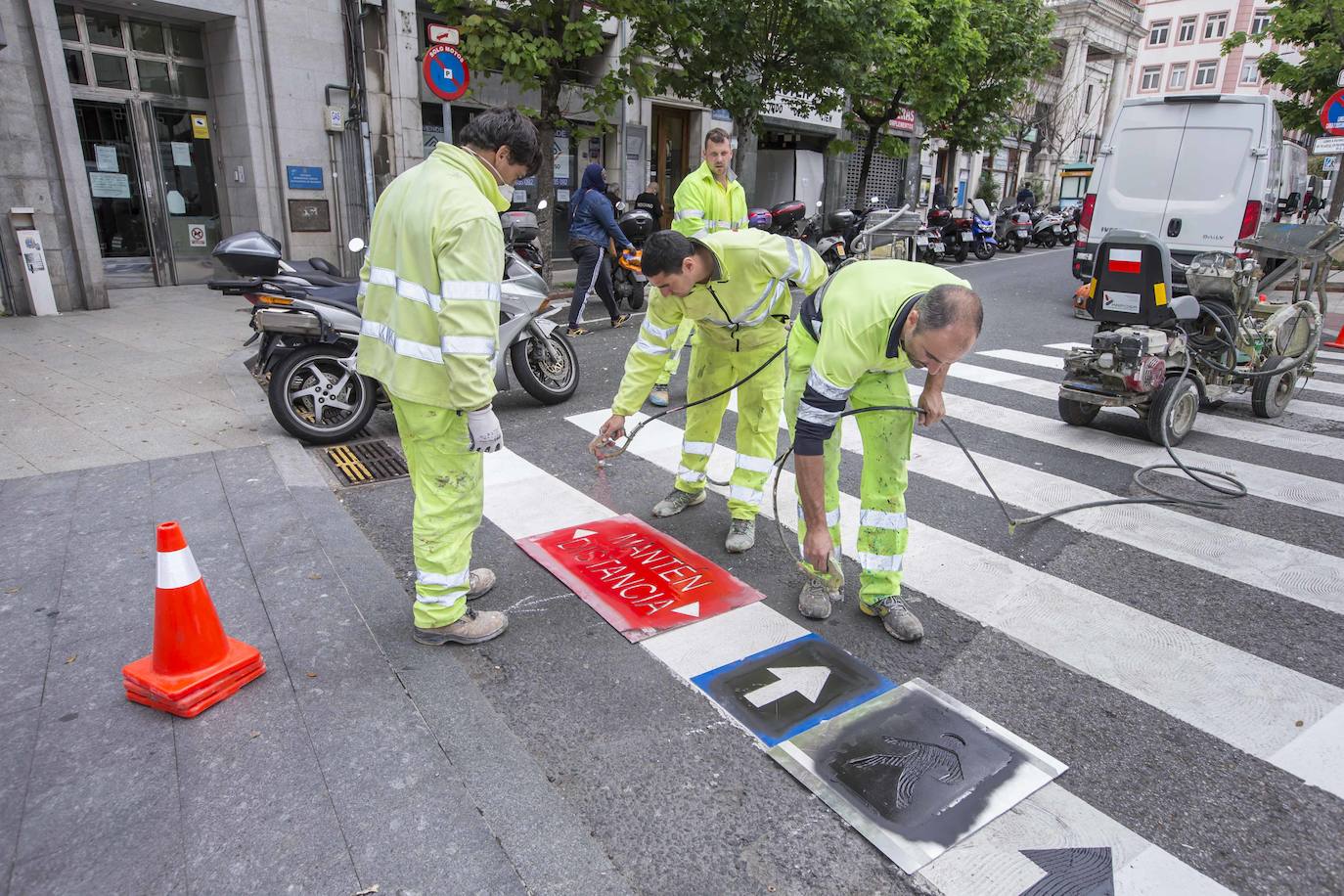 El Ayuntamiento de Santander ha comenzado a señalizar los pasos de cebra de la ciudad, especialmente los más concurridos, y estudia ampliar los tiempos de los semáforos con el objetivo de regular el cruce de los peatones garantizando la distancia de seguridad necesaria.