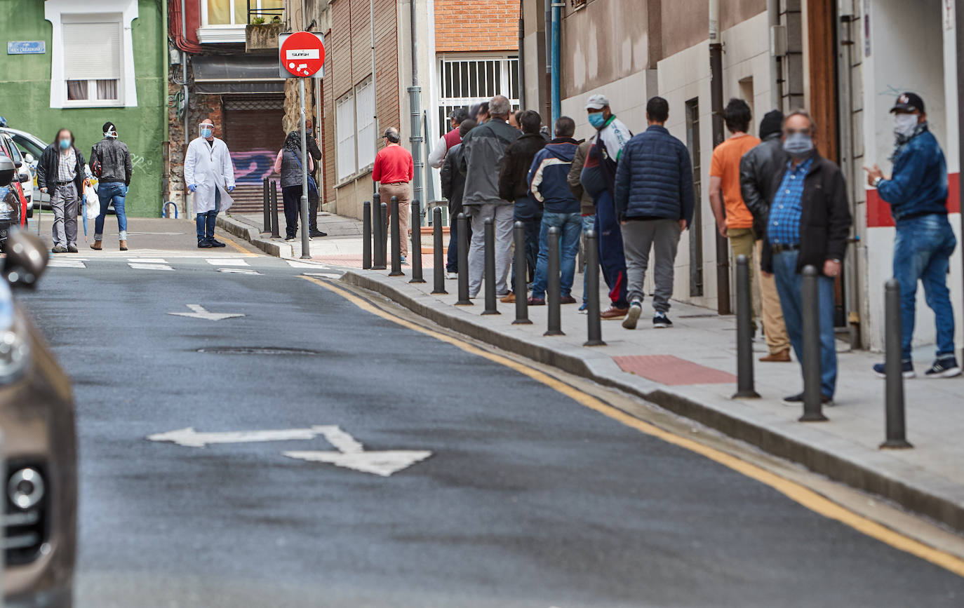 La cola ante la Cocina Económica, en Santander, es una de las imágenes más demoledoras desde el punto de vista social que deja esta crisis