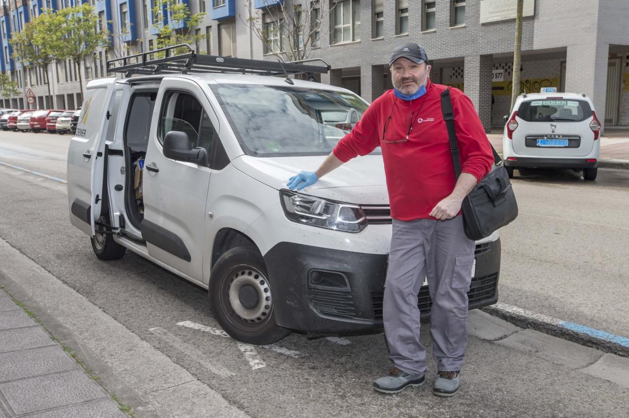 Rafael Molina, técnico de telecomunicaciones, en Santander, junto a su furgoneta tras atender a domicilio una incidencia