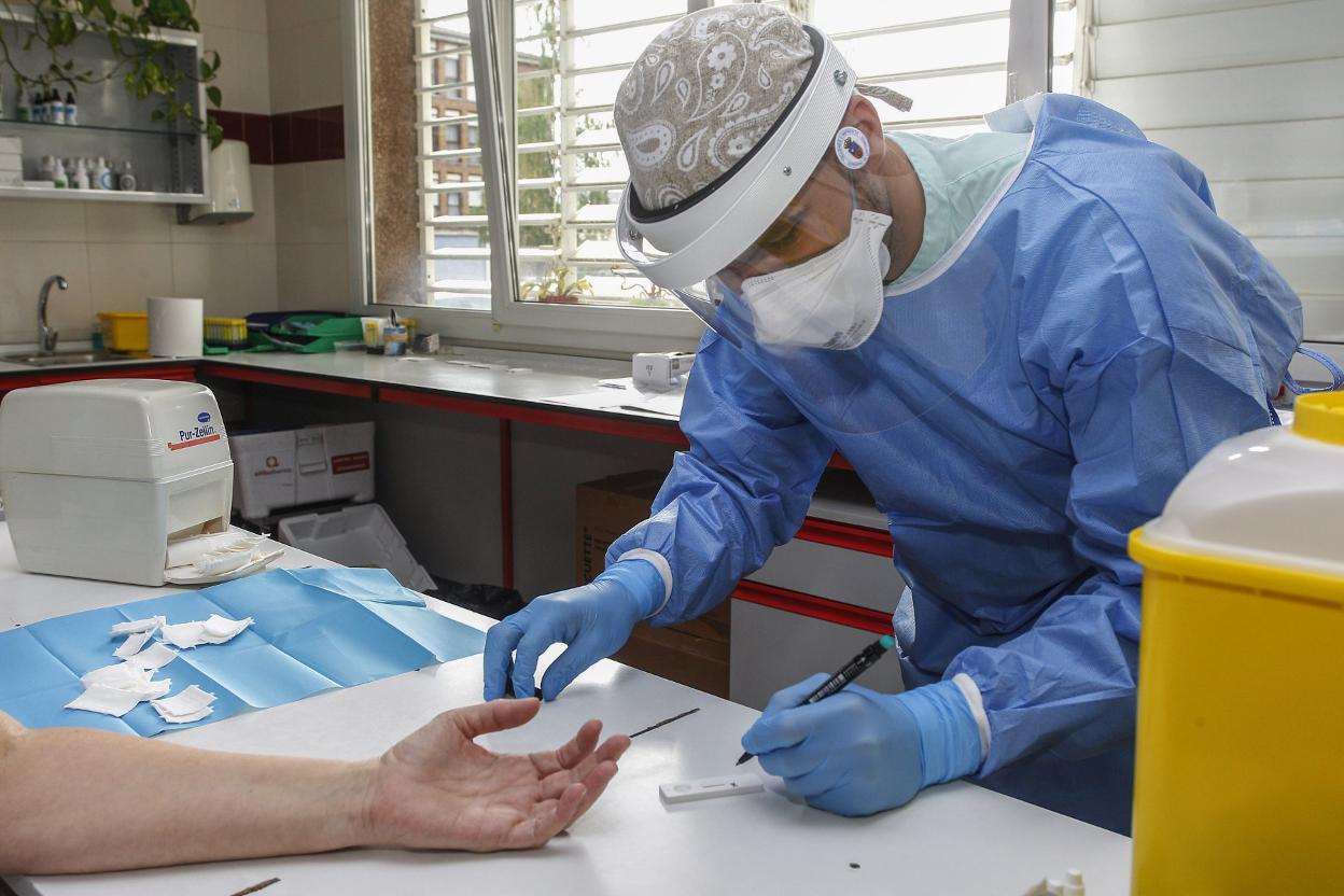 Un sanitario realiza un test rápido. Luis Palomeque