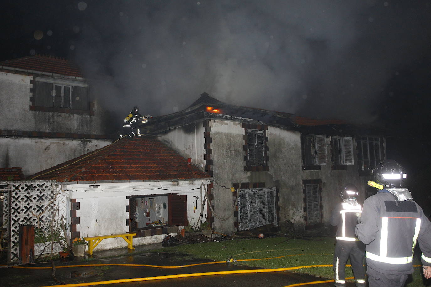  Sobre las nueve de la noche se ha desatado un incendio en la conocida como la Casa de Los bedia, en Suances. Un casona del siglo XIX muy conocida y situada junto a la playa de la Concha. El fuego ha calcinado casi por completo esta emblemática construcción del siglo XIX..