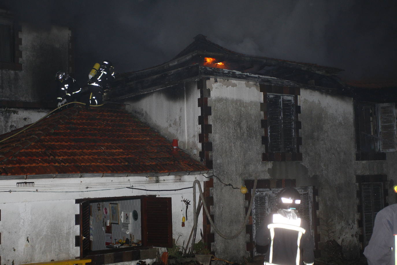  Sobre las nueve de la noche se ha desatado un incendio en la conocida como la Casa de Los bedia, en Suances. Un casona del siglo XIX muy conocida y situada junto a la playa de la Concha. El fuego ha calcinado casi por completo esta emblemática construcción del siglo XIX..