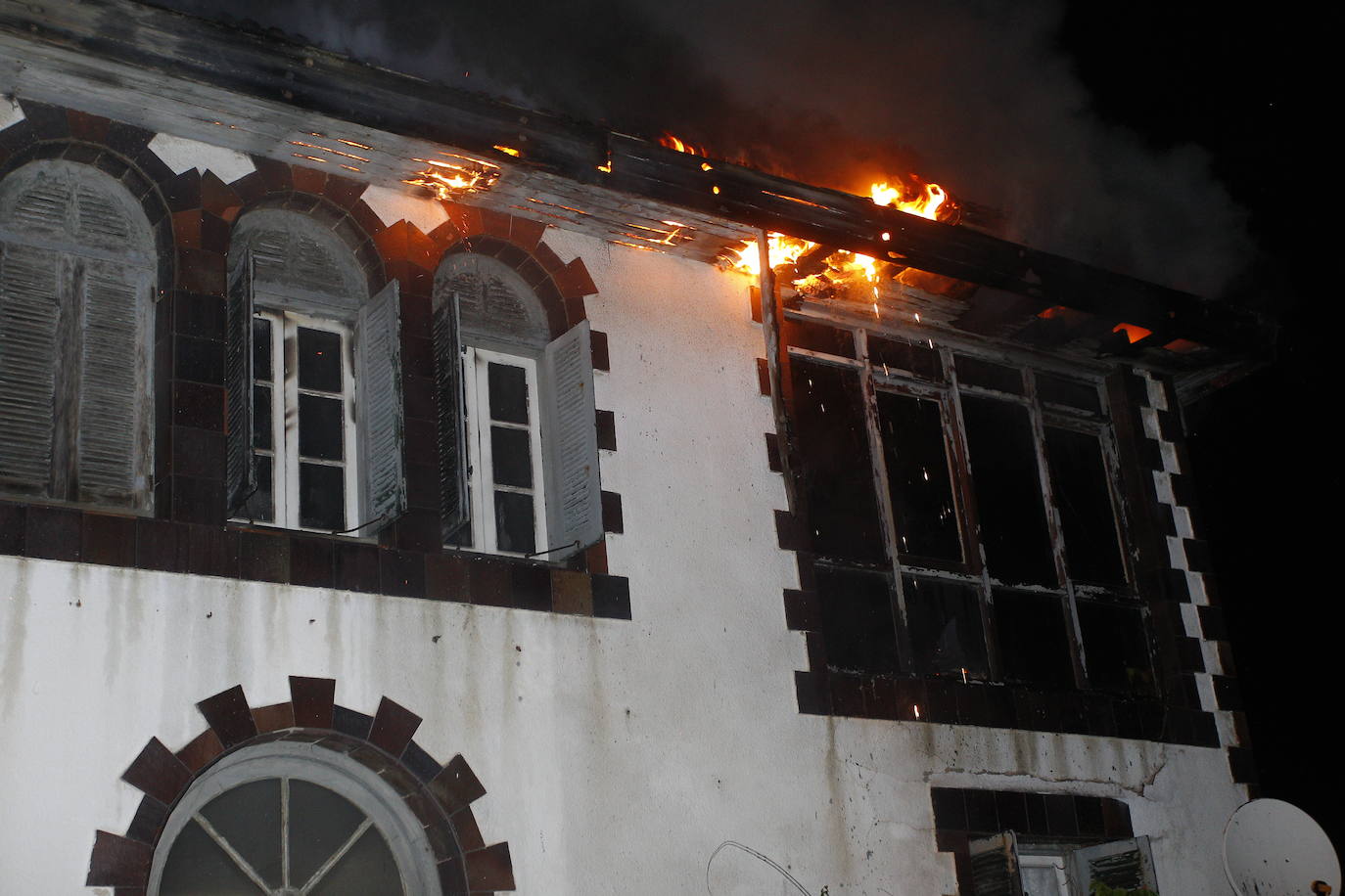  Sobre las nueve de la noche se ha desatado un incendio en la conocida como la Casa de Los bedia, en Suances. Un casona del siglo XIX muy conocida y situada junto a la playa de la Concha. El fuego ha calcinado casi por completo esta emblemática construcción del siglo XIX..