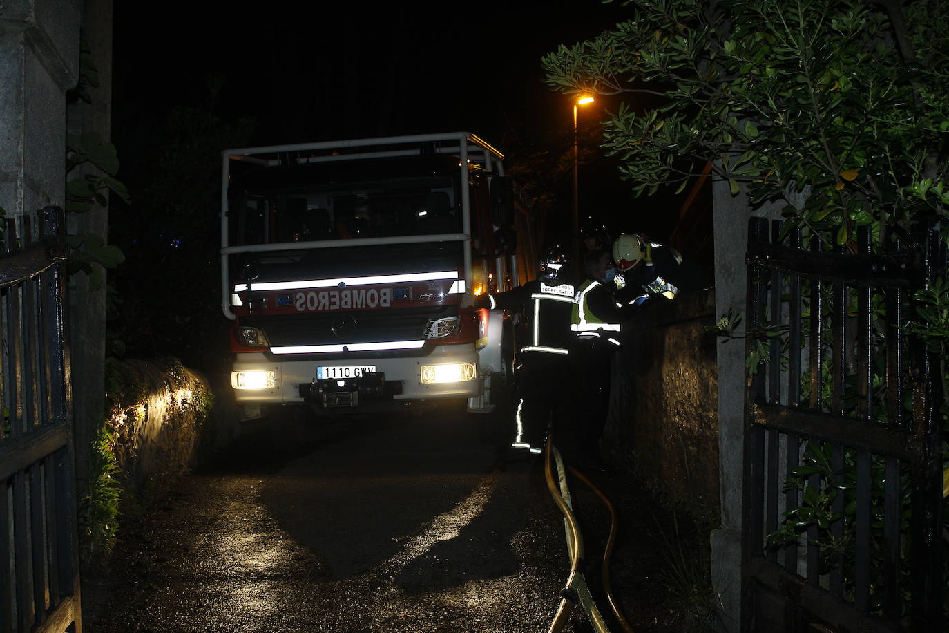  Sobre las nueve de la noche se ha desatado un incendio en la conocida como la Casa de Los bedia, en Suances. Un casona del siglo XIX muy conocida y situada junto a la playa de la Concha. El fuego ha calcinado casi por completo esta emblemática construcción del siglo XIX..