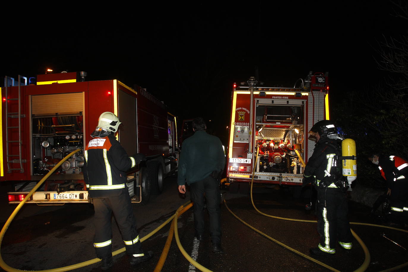  Sobre las nueve de la noche se ha desatado un incendio en la conocida como la Casa de Los bedia, en Suances. Un casona del siglo XIX muy conocida y situada junto a la playa de la Concha. El fuego ha calcinado casi por completo esta emblemática construcción del siglo XIX..