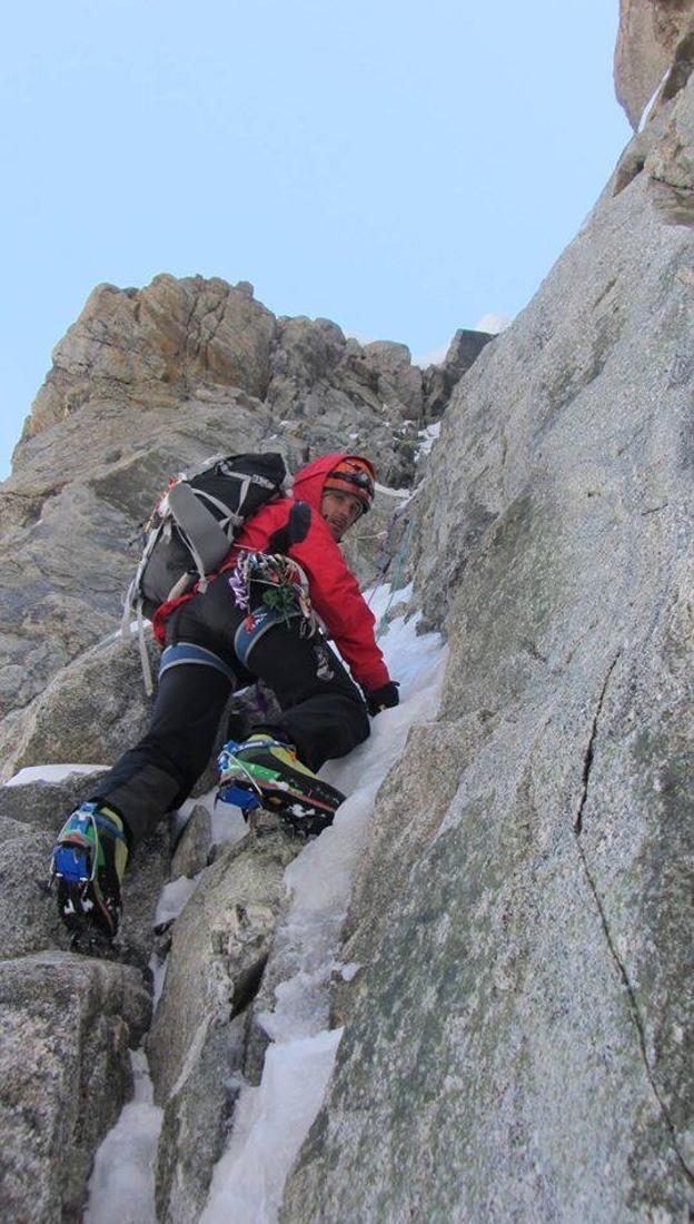 Escalando la cara norte de las Grandes Jorasses.