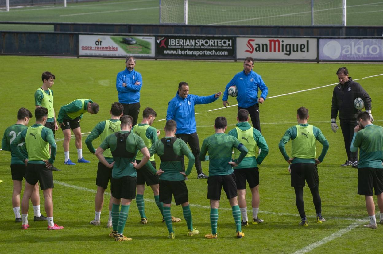 Oltra, rodeado por sus jugadores. La semana que viene el equipo vuelve a La Albericia, pero habrá que esperar para ver una escena así. a