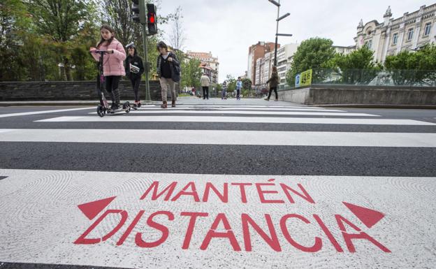 Imagen. En la capital se están repintando los pasos de cebra. 