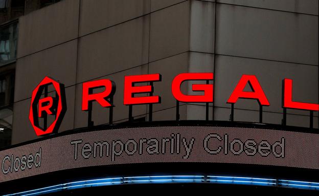 Un cine de la cadena Regal en Nueva York cerrado por la pandemia.