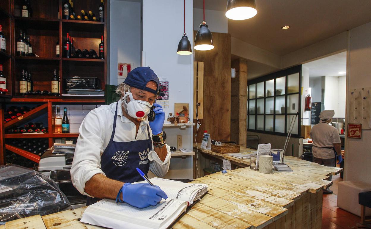 Javier Collado se prepara para la reapertura al frente de su restaurante en Suances. 