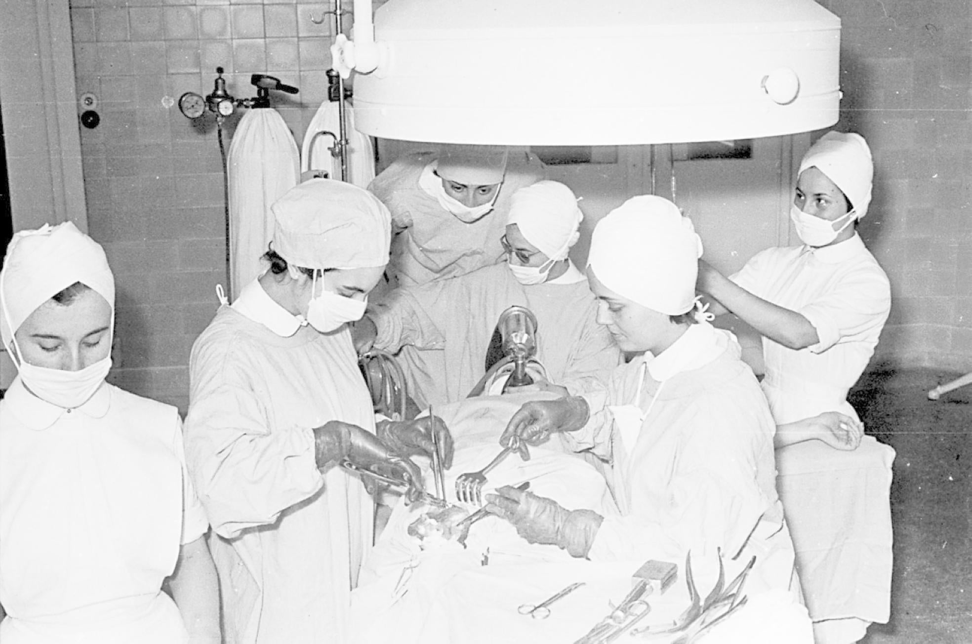 Intervención quirúrgica en el Hospital Marqués de Valdecilla, 1973-1975.