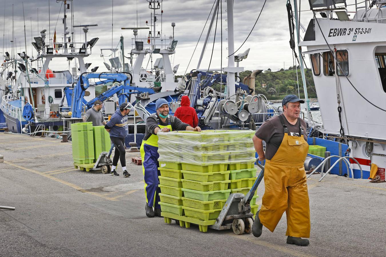 Los pescadores se ven obligados a desarrollar su vida con un doble confinamientoy sin poder cumplir algunas de las normas de seguridad y distanciamiento establecidas