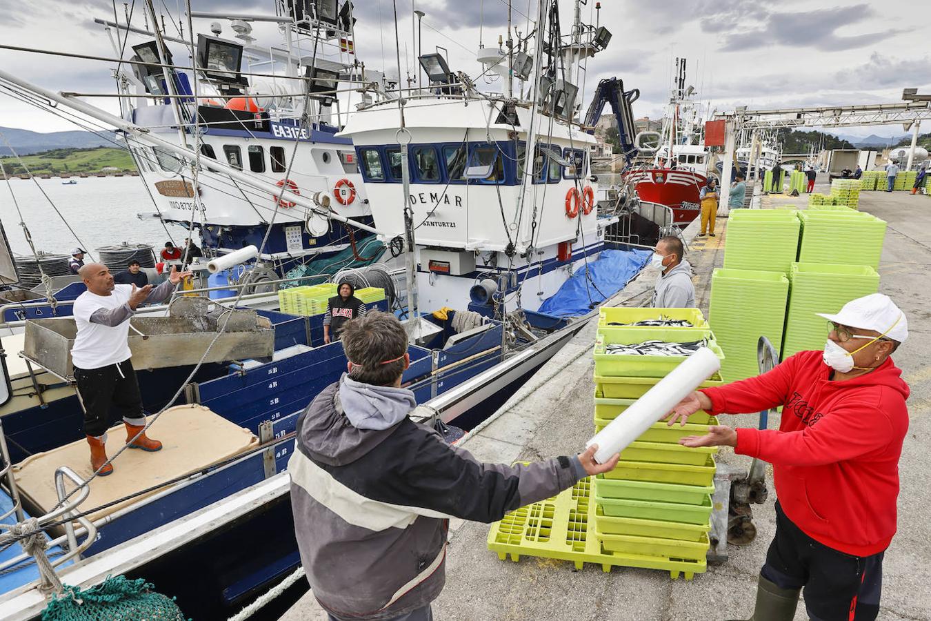 Los pescadores se ven obligados a desarrollar su vida con un doble confinamientoy sin poder cumplir algunas de las normas de seguridad y distanciamiento establecidas