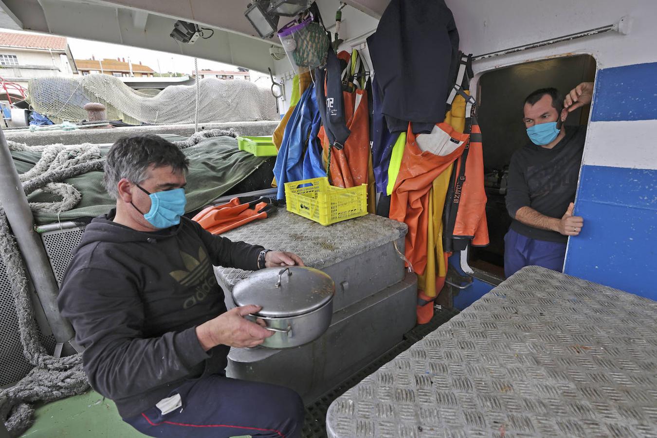 Los pescadores se ven obligados a desarrollar su vida con un doble confinamientoy sin poder cumplir algunas de las normas de seguridad y distanciamiento establecidas