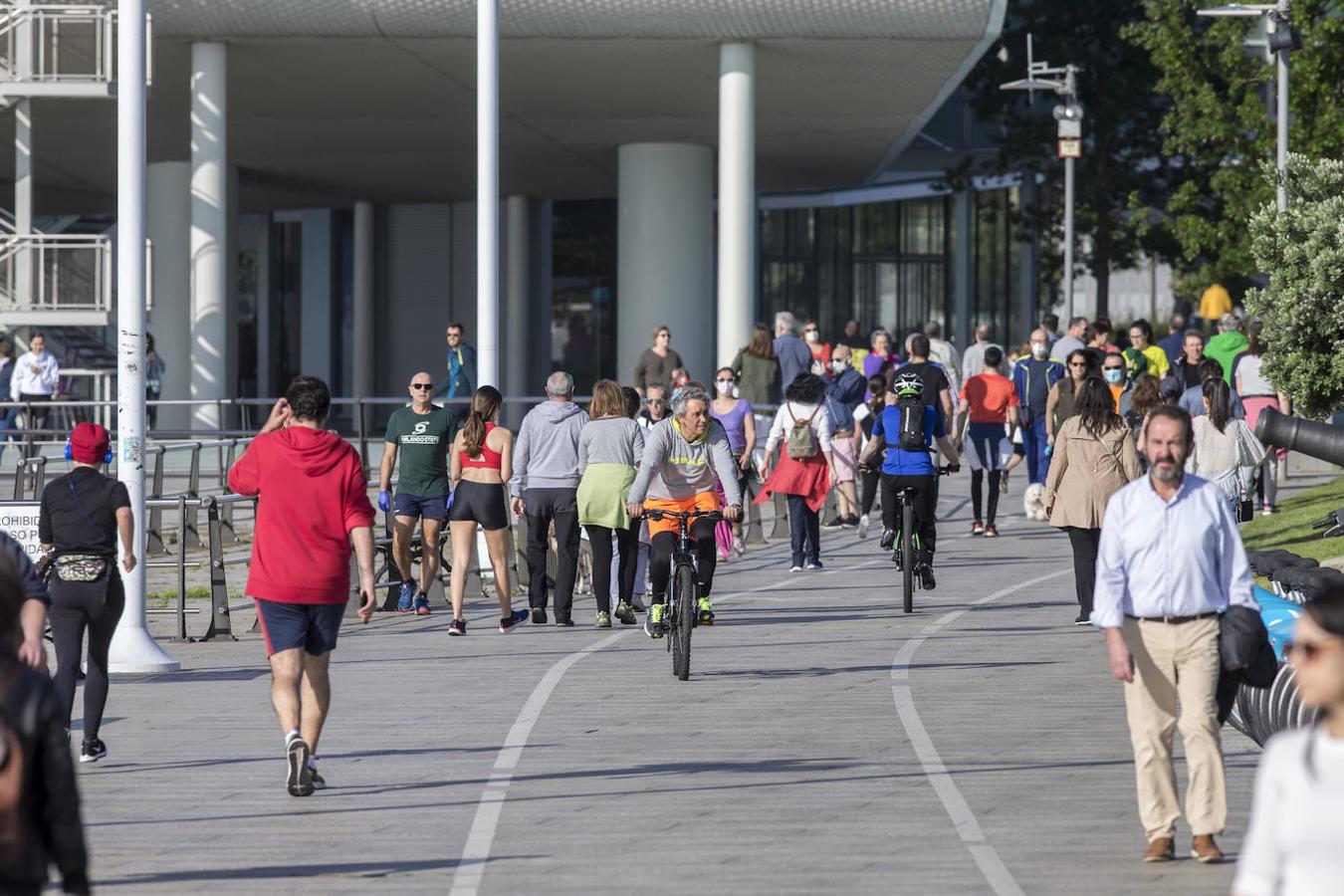 Fotos: Los santanderinos reaniman la ciudad a golpe de bici y caminatas