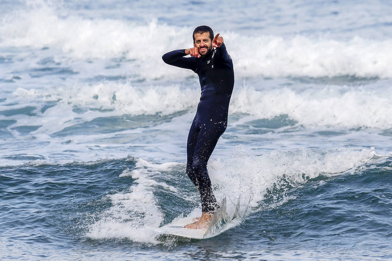 Fotos: Sol, playa, surf y paseantes en Suances