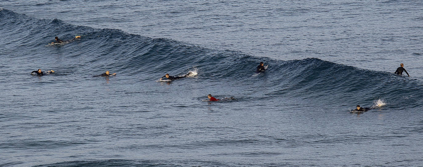 Fotos: Sol, playa, surf y paseantes en Suances