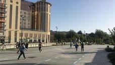 Excepto las peluquerías y algunos servicios muy puntuales con cita previa, los negocios que han abierto este lunes sus puertas en Cantabria son una excepción