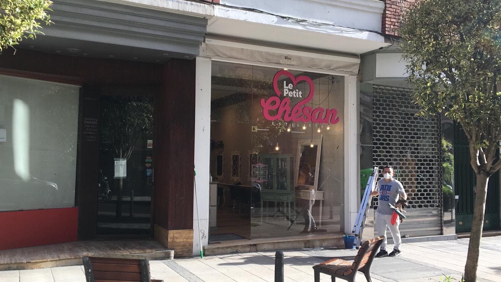 Excepto las peluquerías y algunos servicios muy puntuales con cita previa, los negocios que han abierto este lunes sus puertas en Cantabria son una excepción