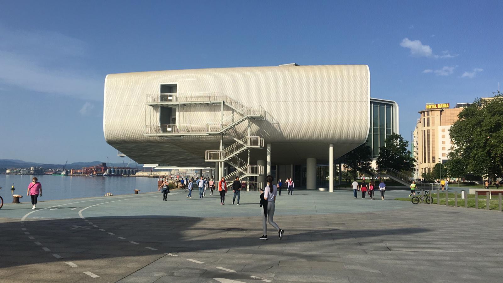 Excepto las peluquerías y algunos servicios muy puntuales con cita previa, los negocios que han abierto este lunes sus puertas en Cantabria son una excepción