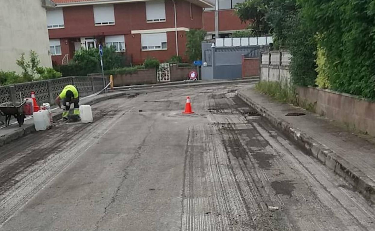 Camargo mejora el asfaltado en la calle Juan Palencia de Muriedas