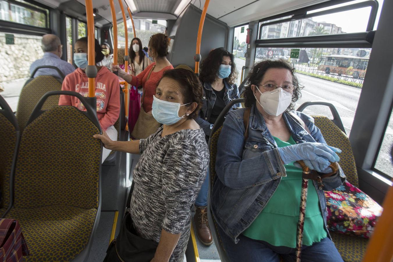 A partir de este lunes es obligatorio el uso de mascarillas en los transportes públicos. Delegación de Gobierno ha comenzado el reparto de 74.000 protectores en los principales nodos de comunicación de Cantabria.