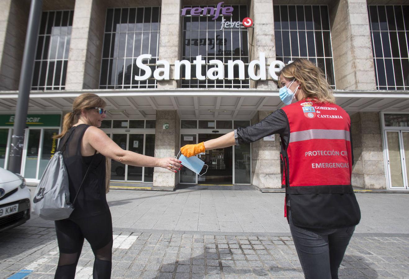 A partir de este lunes es obligatorio el uso de mascarillas en los transportes públicos. Delegación de Gobierno ha comenzado el reparto de 74.000 protectores en los principales nodos de comunicación de Cantabria.