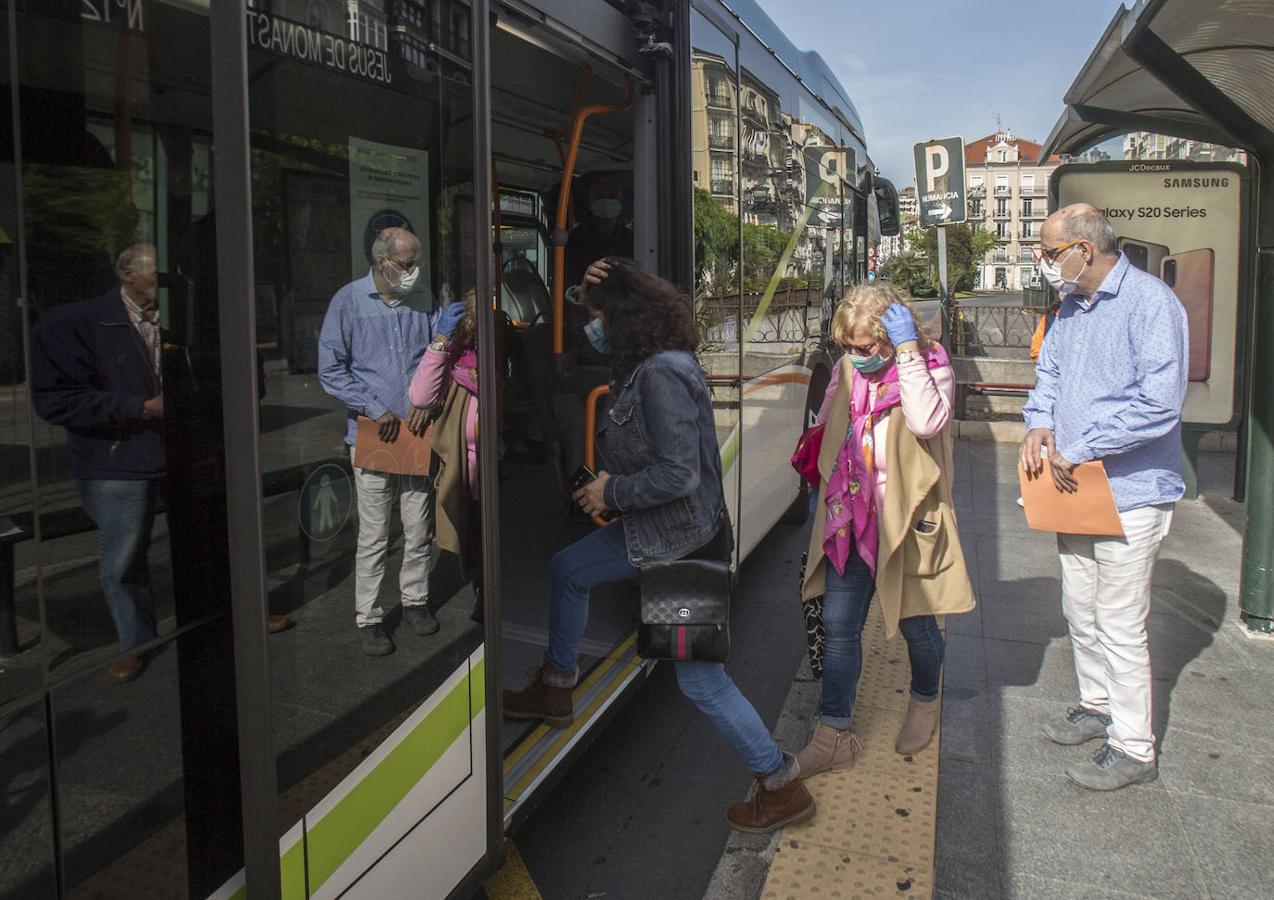 A partir de este lunes es obligatorio el uso de mascarillas en los transportes públicos. Delegación de Gobierno ha comenzado el reparto de 74.000 protectores en los principales nodos de comunicación de Cantabria.