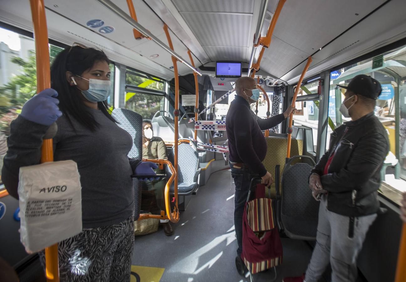 A partir de este lunes es obligatorio el uso de mascarillas en los transportes públicos. Delegación de Gobierno ha comenzado el reparto de 74.000 protectores en los principales nodos de comunicación de Cantabria.