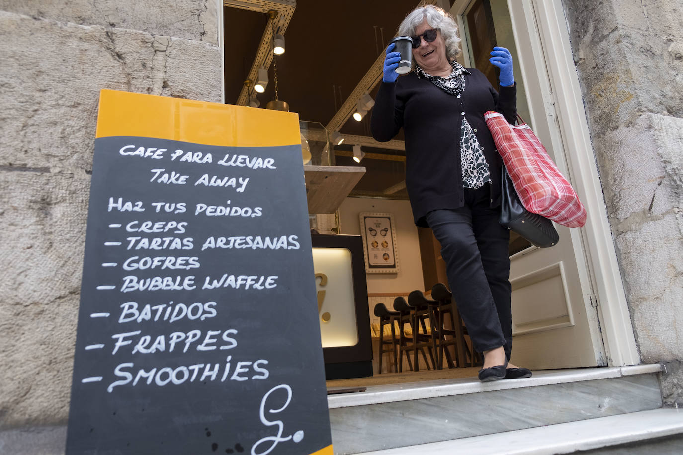 Excepto las peluquerías y algunos servicios muy puntuales con cita previa, los negocios que han abierto este lunes sus puertas en Cantabria son una excepción