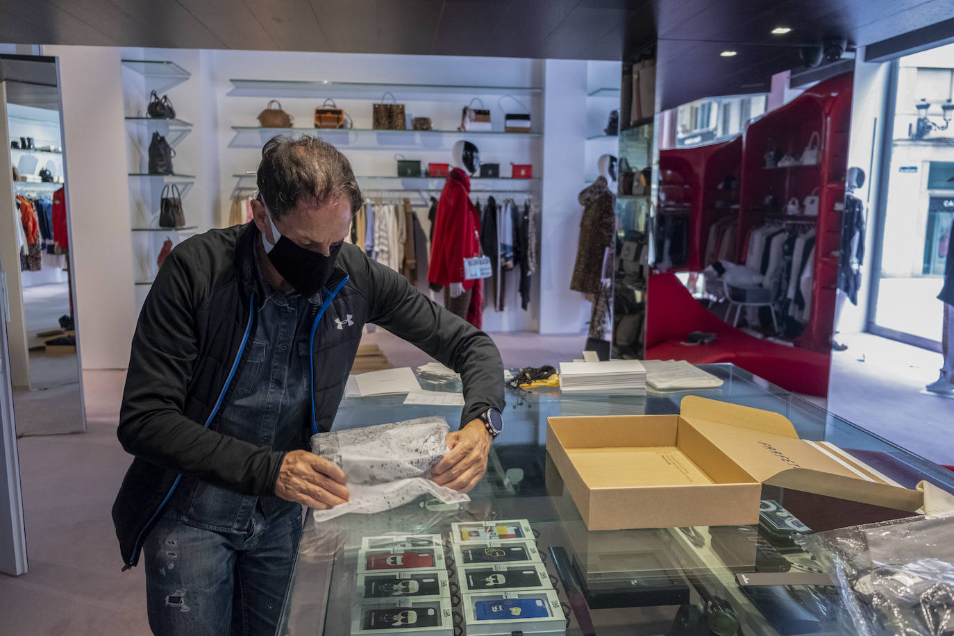 Excepto las peluquerías y algunos servicios muy puntuales con cita previa, los negocios que han abierto este lunes sus puertas en Cantabria son una excepción