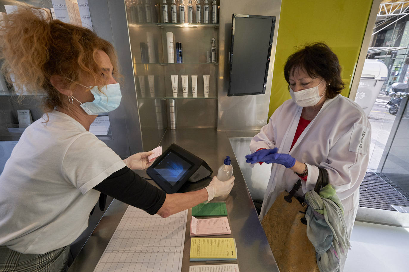 Excepto las peluquerías y algunos servicios muy puntuales con cita previa, los negocios que han abierto este lunes sus puertas en Cantabria son una excepción