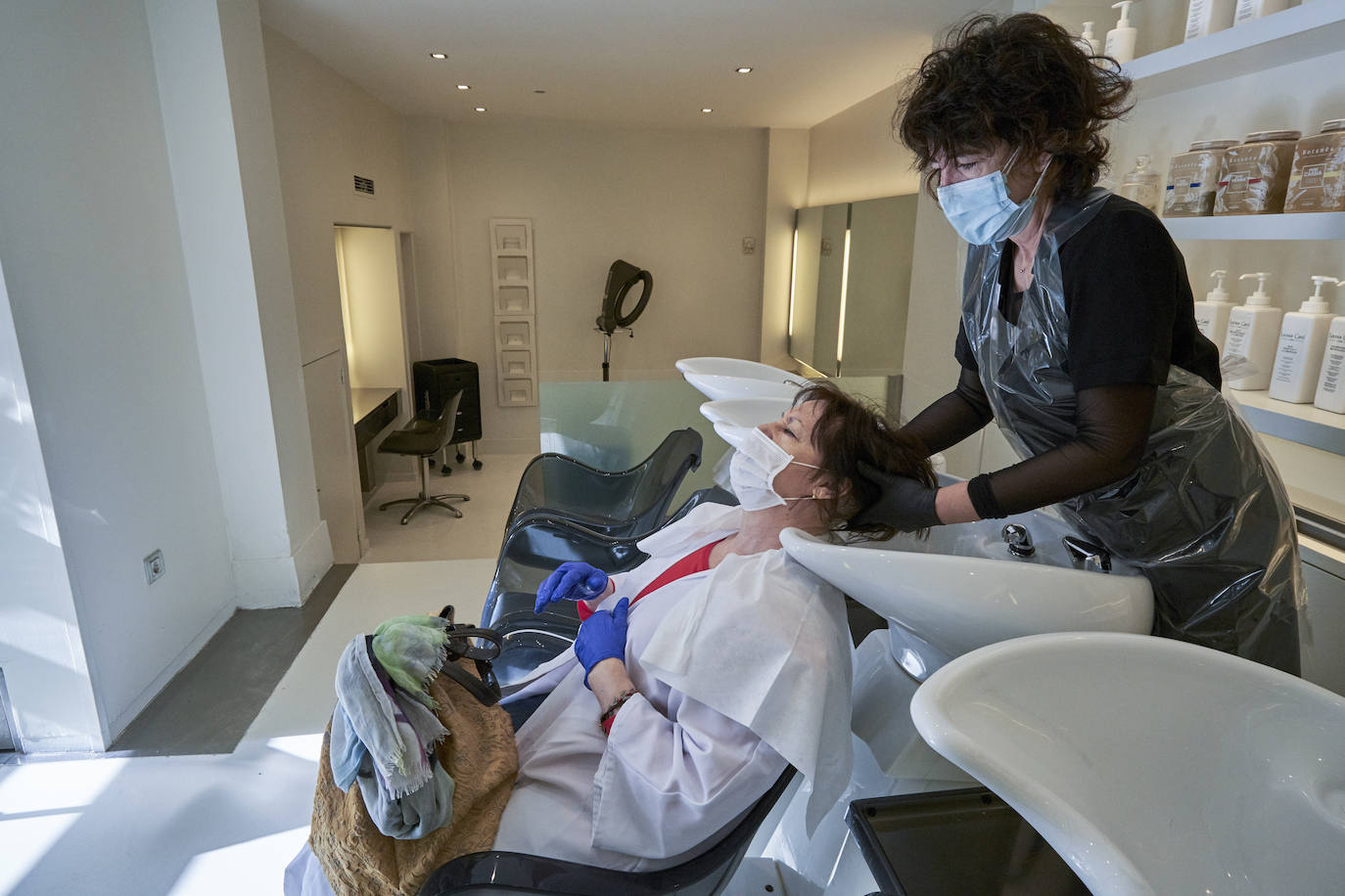 Excepto las peluquerías y algunos servicios muy puntuales con cita previa, los negocios que han abierto este lunes sus puertas en Cantabria son una excepción