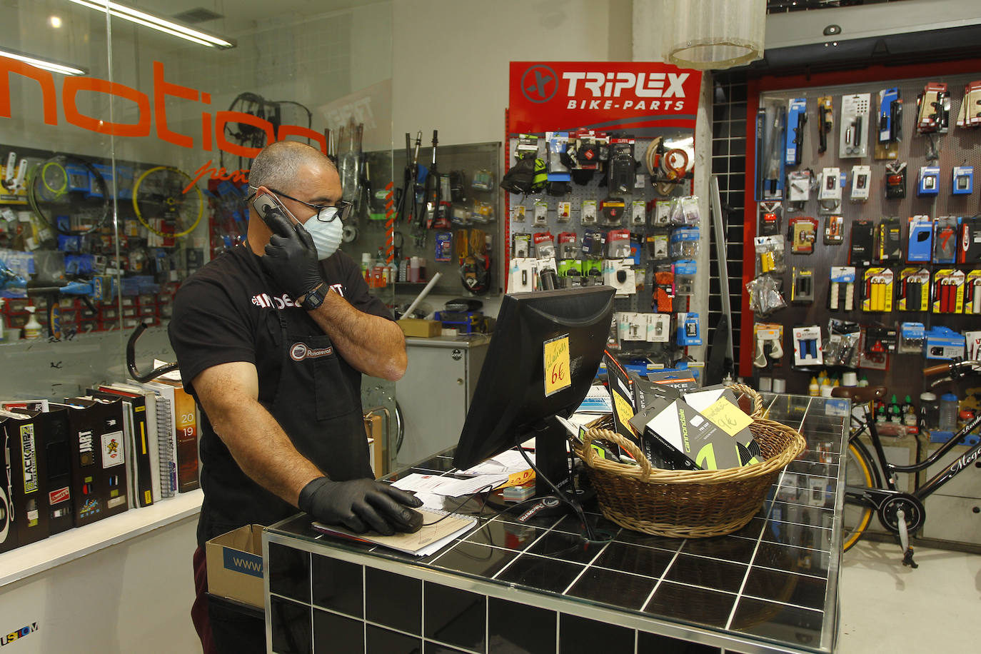 Los comercios y negocios de Torrelavega están abriendo sus puertas con las medidas obligadas en esta 'fase 0' de desescalada, en un día en el que el consejero Francisco Martín y el alcalde de la ciudad han recorrido las calles del centro para animar a comprar en el comercio de proximidad.