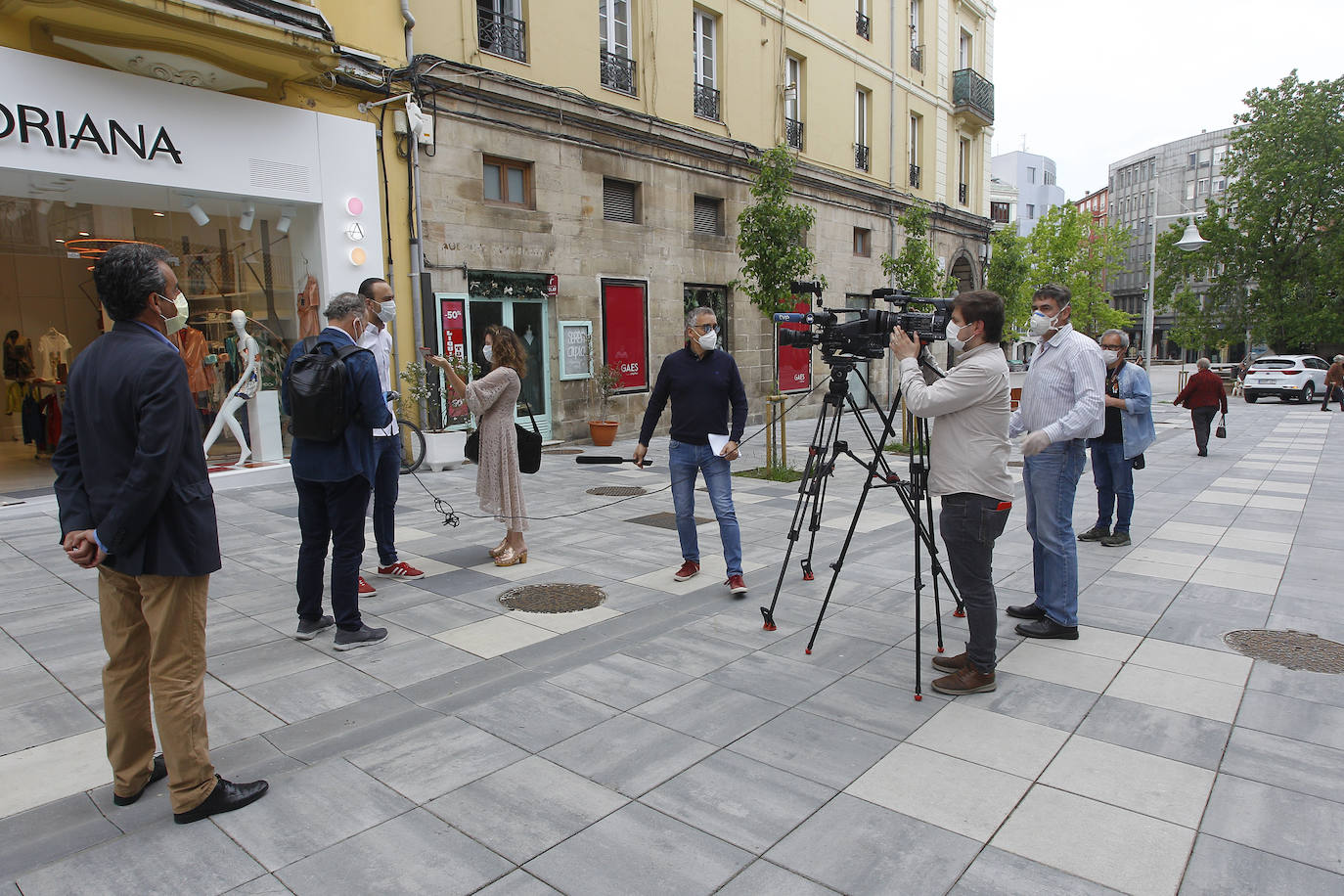 Los comercios y negocios de Torrelavega están abriendo sus puertas con las medidas obligadas en esta 'fase 0' de desescalada, en un día en el que el consejero Francisco Martín y el alcalde de la ciudad han recorrido las calles del centro para animar a comprar en el comercio de proximidad.