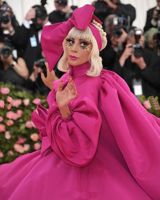 Lady Gaga y su look '4 en 1'. Si hay una imagen histórica de la Gala MET esa es la de Lady Gaga en el año 2019. La temática de la última edición fue “Camp: Notes on Fashion” y a su paso por la alfombra roja la cantante, que fue una de las anfitrionas, hizo un total de 4 cambios de look hasta quedarse en ropa interior. Llegó con un vestido fucsia, voluminoso, con capa y mangas XL de Brandon Maxwell.