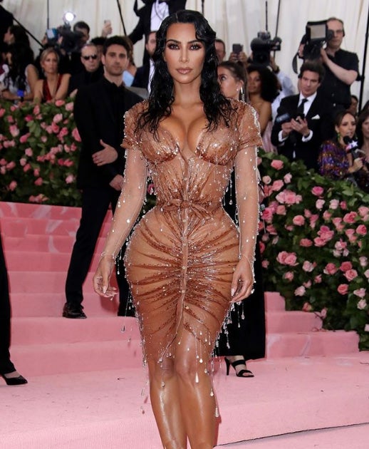 Trío de ases. Kylie Jenner, Kim Kardashian West y Kendall Jenner. Tres rostros de la saga más famosa de la televisión reunidos con impactantes looks en la gala del año pasado. El vestido de Kim, diseñado a medida por Thierry Mugler, era tan ceñido que la propia celebrity reconoció que necesitó ayuda de sus hermanas para ir al baño. “Honestamente, si es una emergencia, me orino los pantalones y luego mi hermana me limpia la pierna”, declaró. Ver para creer…