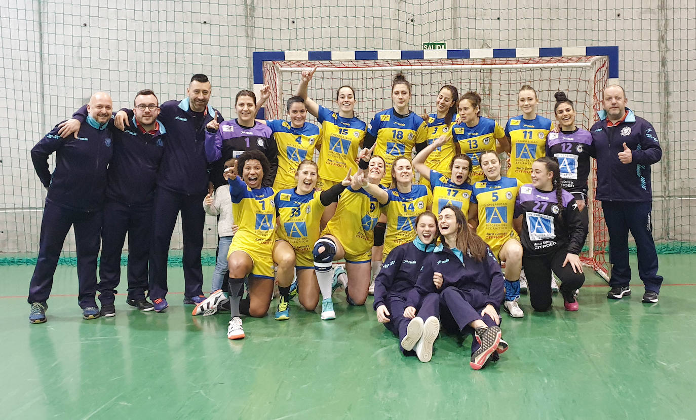 Plantilla del equipo femenino Atlántico Pereda, que jugará la próxima campaña en la máxima categoría.