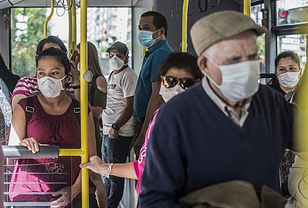 Imagen del interior del bus de la línea 2 del TUS de Santander, en dirección Corbán, a las 10.30 horas de ayer. 