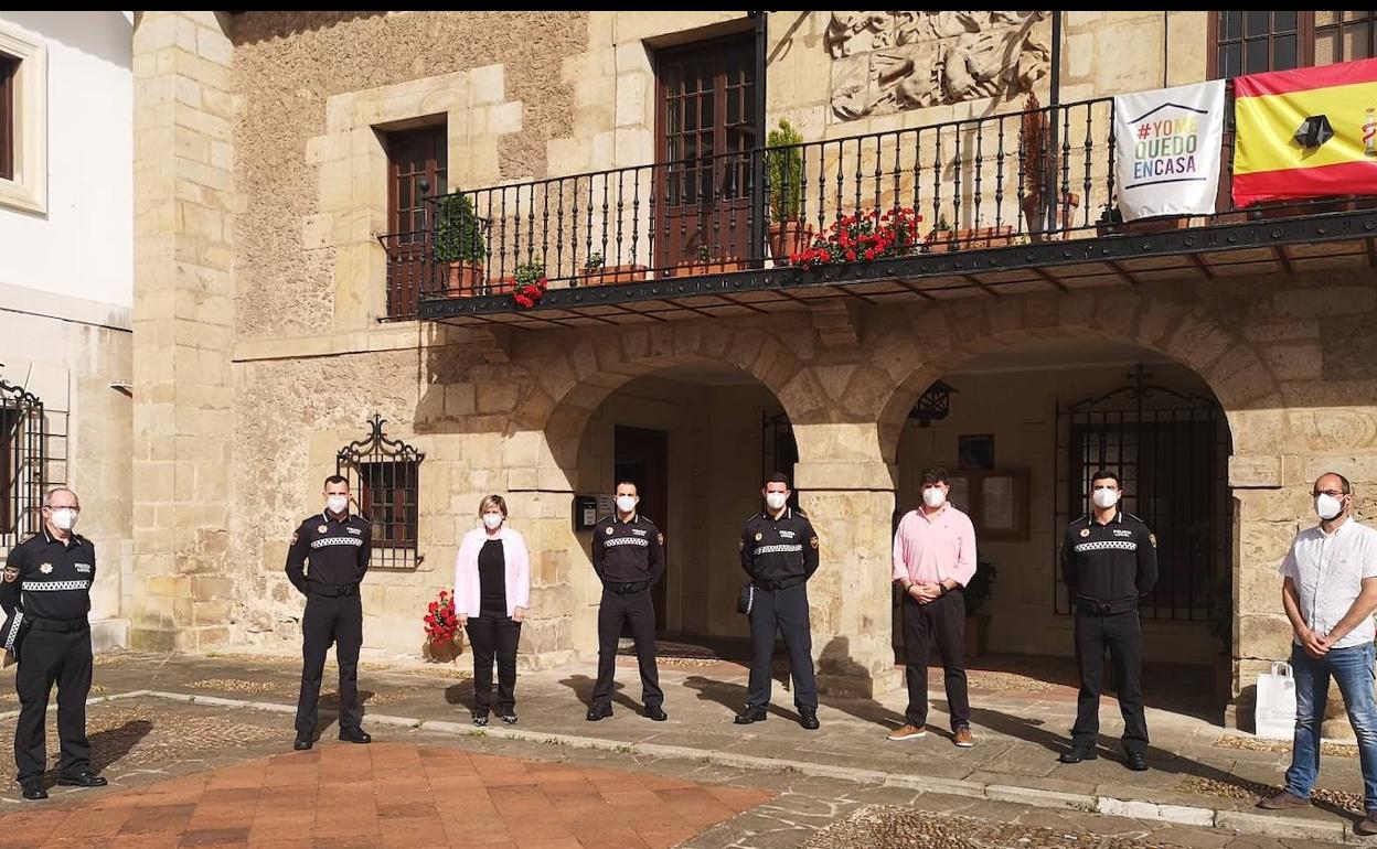 Los cuatro nuevos agentes posan junto al oficial de la Policía Local de Camargo y los representantes institucionales del municipio.
