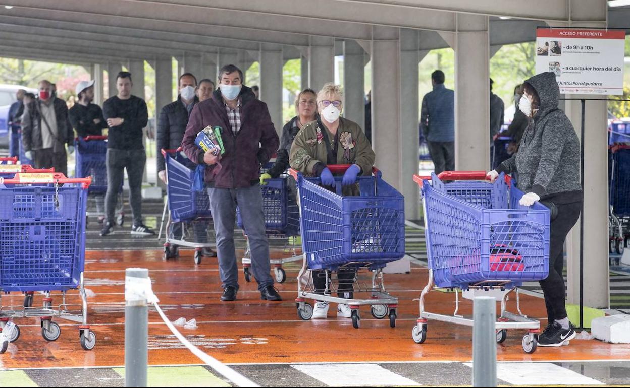 Imagen de colas ante el hipermercado Carrefour de Peñacastillo.