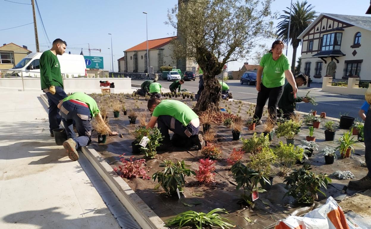 Una treintena de jóvenes obtiene su certificado de profesionalidad como jardineros e informáticos