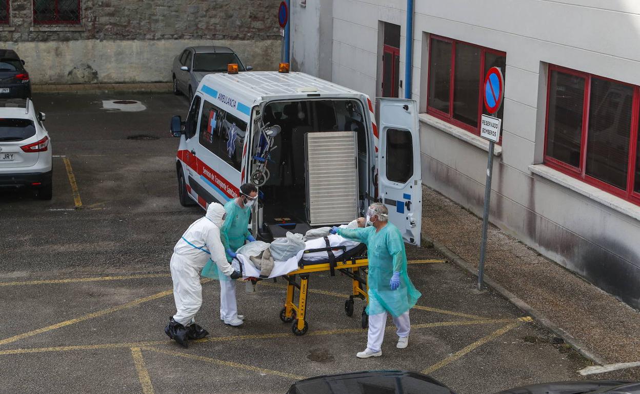 Traslado de pacientes al Hospital de Liencres.