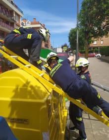 Imagen secundaria 2 - Los bomberos de Castro rescatan a un hombre que se cayó dentro de un contenedor