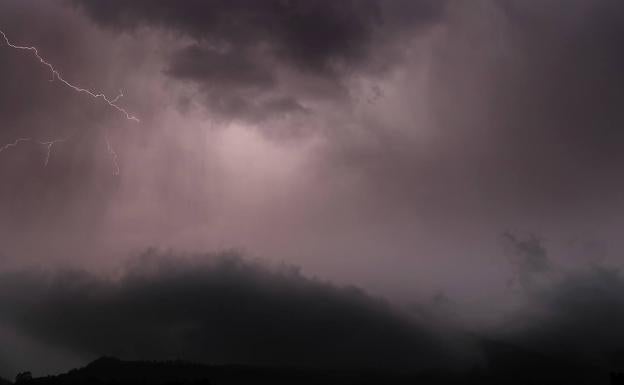 Una intensa tormenta descarga sobre la costa